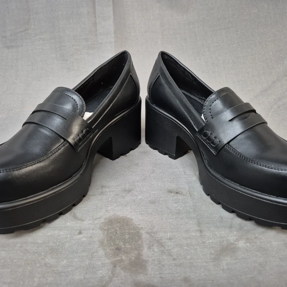 BOXED PAIR OF KOI VIGO CLASSIC CHUNKY SHOES IN BLACK UK SIZE 5