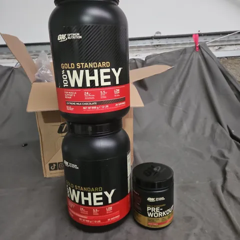 OPTIMUM NUTRITION GOLD STANDARD 100% WHEY (STRAWBERRY 900 G; EXTREME MILK CHOCOLATE 896 G) + GOLD STANDARD PRE-WORKOUT (FRUIT PUNCH)