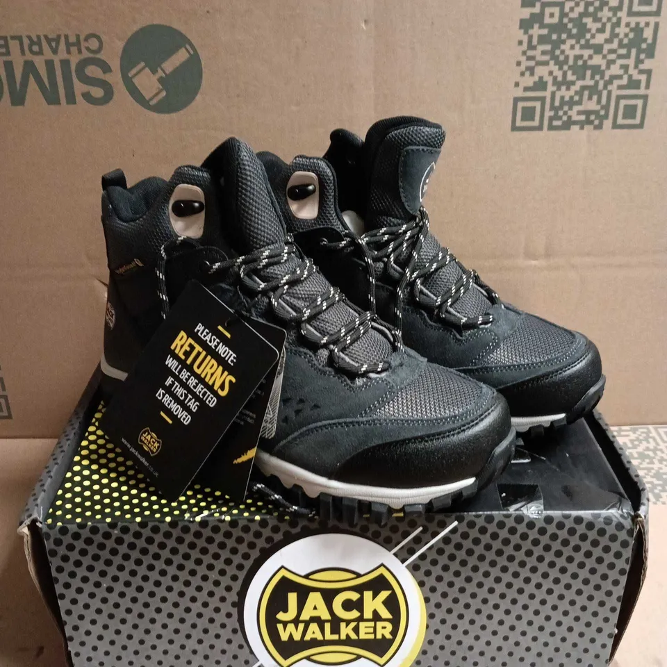BOXED PAIR OF JACK WALKER MEN'S HIKING BOOTS BLACK – UK 7 