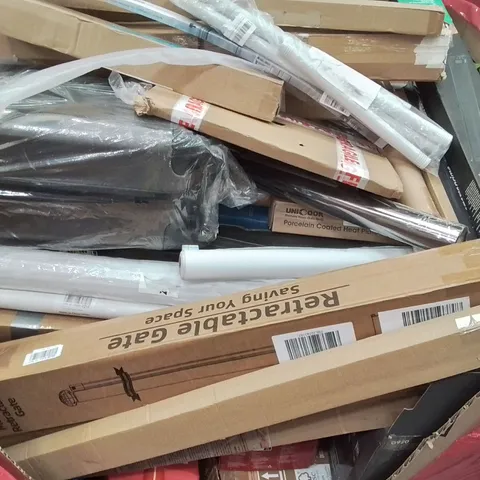PALLET CONTAINING VARIOUS ASSORTED BOXED HOUSEHOLD ITEMS TO INCLUDE: PORCELAIN COATED HEAT PLATE, LUGGAGE CASE, RETRACTABLE GATE,  TRUNKI, GAMING RACE WHEEL AND LOTS MORE UNMARKED BOXED ITEMS 