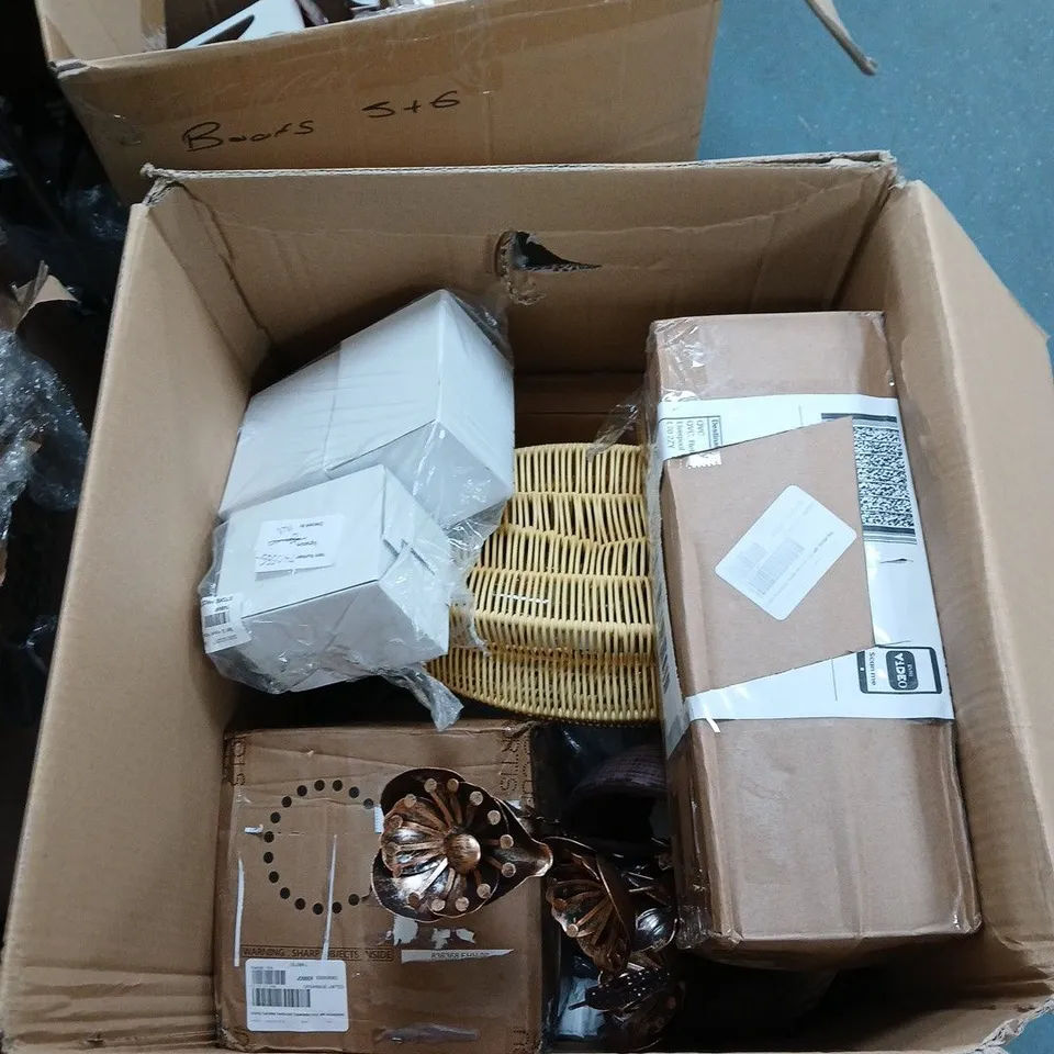 ASSORTED HOME DÉCOR ITEMS – WICKER BASKET AND METAL DECORATIVE PIECES (MIXED BUNDLE)  JOB LOT OF APPROXIMATLEY 10 HOUSEHOLD ITEMS