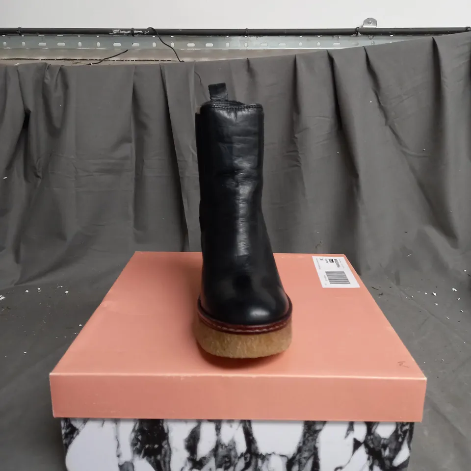 BOXED PAIR OF MODA IN PELLE BREEANNA HEELED BOOT SIZE 3