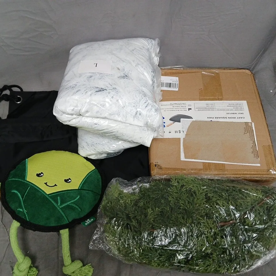 APPROXIMATELY 20 ASSORTED HOUSEHOLD PRODUCTS TO INCLUDE CAST IRON SQUARE PAN, DOG TOY, DRAWSTRING BAG, ETC