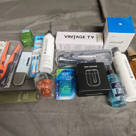 APPROXIMATELY 12 ASSORTED HEALTH & BEAUTY PRODUCTS TO INCLUDE TRUTHBRUSH, VINTAGE SHAVER, AND DRY SPRAY HAIR OIL ETC.
