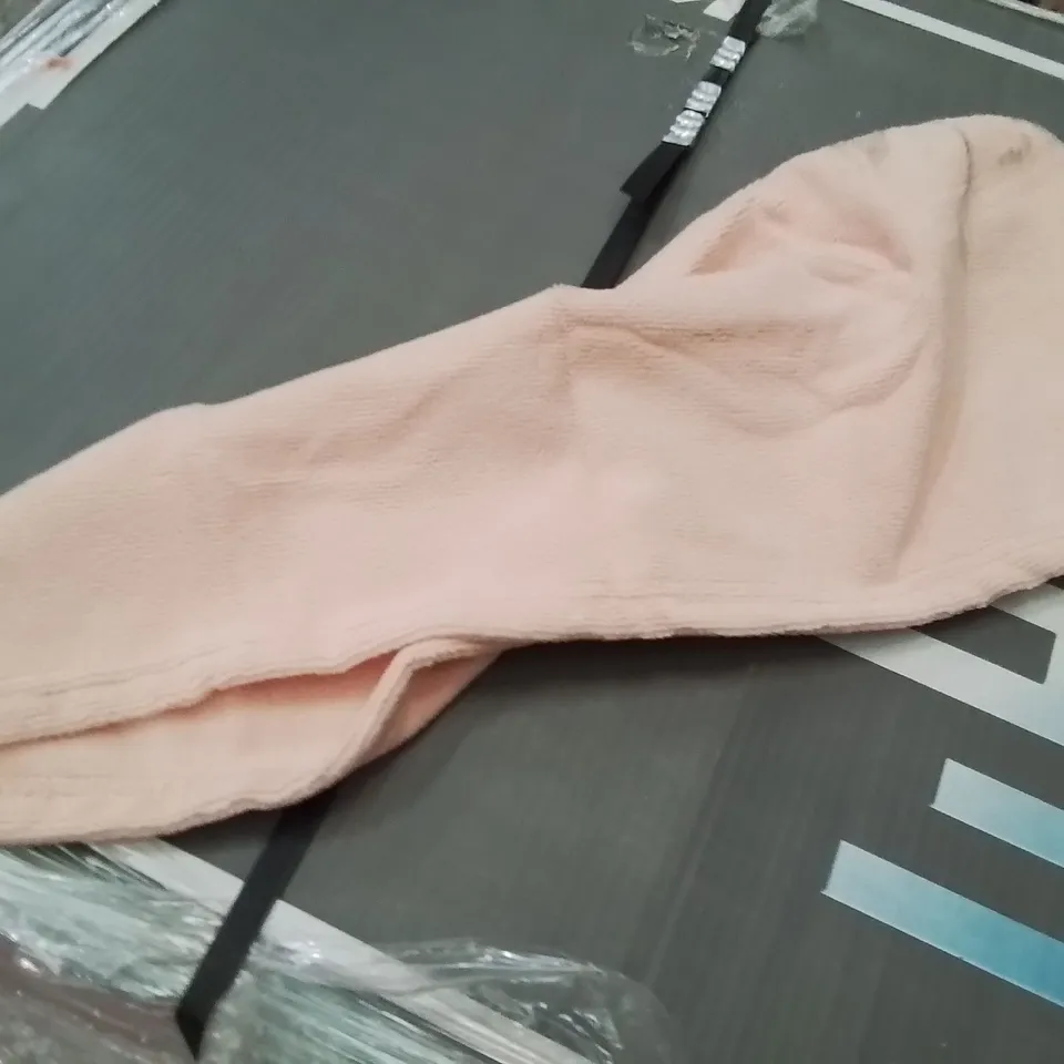 PALLET CONTAINING APPROXIMATELY 2000PCS OF BRAND NEW HAIR TOWELS