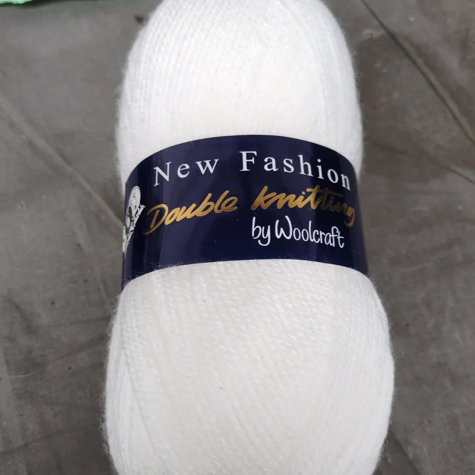 APPROXIMATELY 15 ASSORTED HOUSEHOLD ITEMS  INCLUDING BAMBOO DOG WIPES , MINI PAGE MARKERS , NEW FASHION WOOL