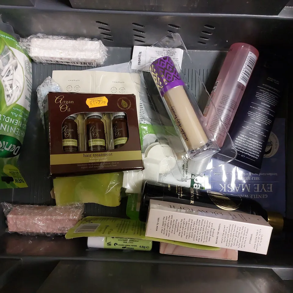 BOX OF APPROX 15 COSMETIC ITEMS TO INCLUDE VERSO BODY LOTION, L`OREAL FINE FLOWERS MILK, IMPERIAL LEATHER BATH SOAP