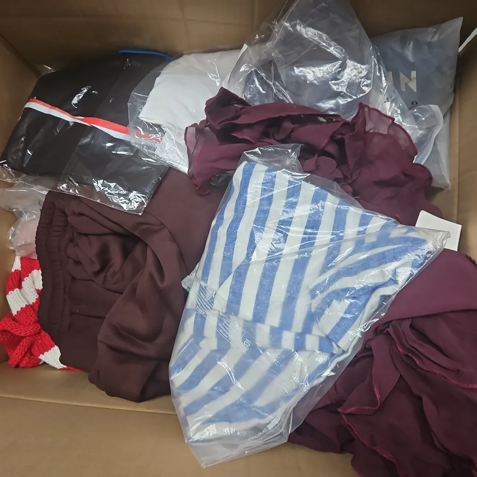 APPROXIMATELY 30 ASSORTED CLOTHING ITEMS IN VARIOUS SIZES, STYLES & COLOURS TO INCLUDE JACKET, T-SHIRT, CAP, ETC