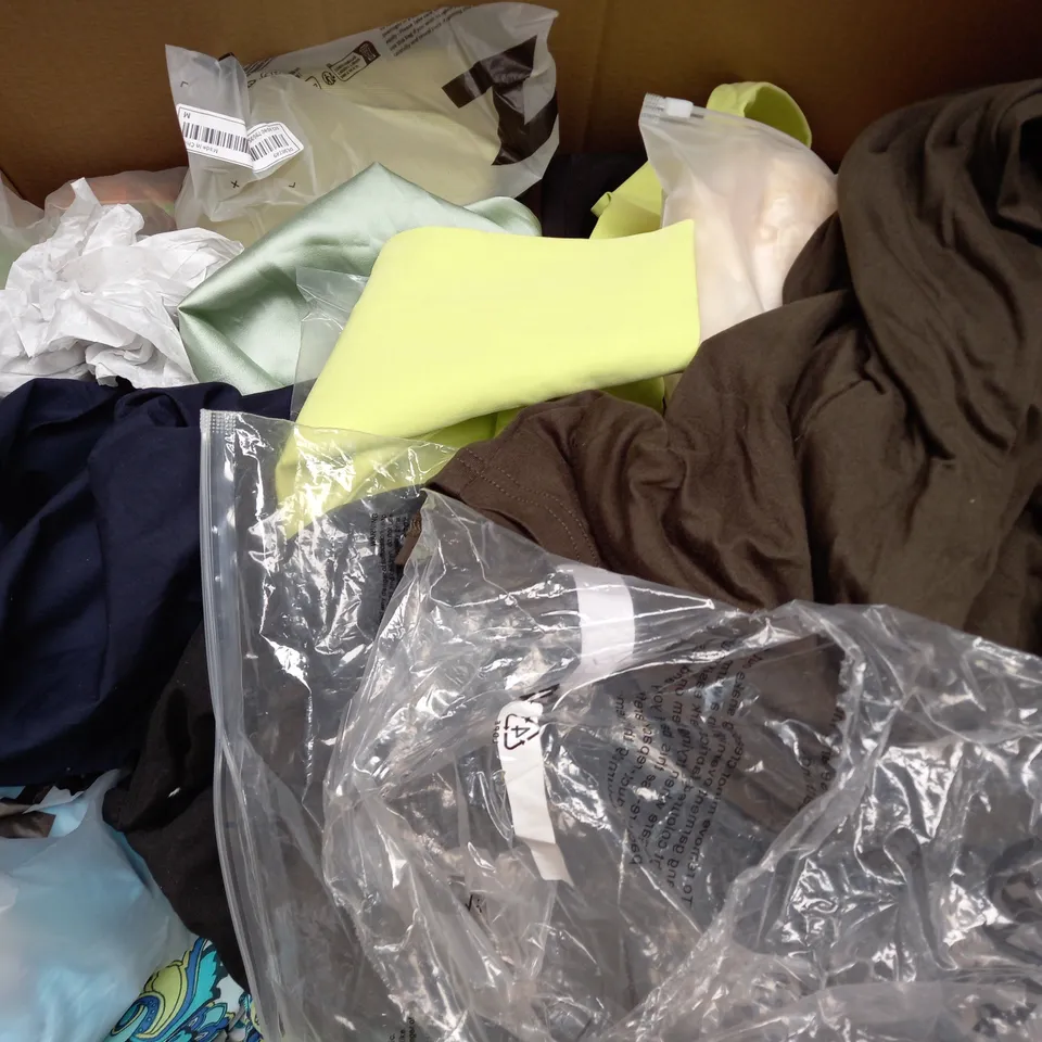 BOX OF APPROXIMATELY 25 ASSORTED CLOTHING ITEMS TO INCLUDE - DRESS,, TROUSER , TOP ETC