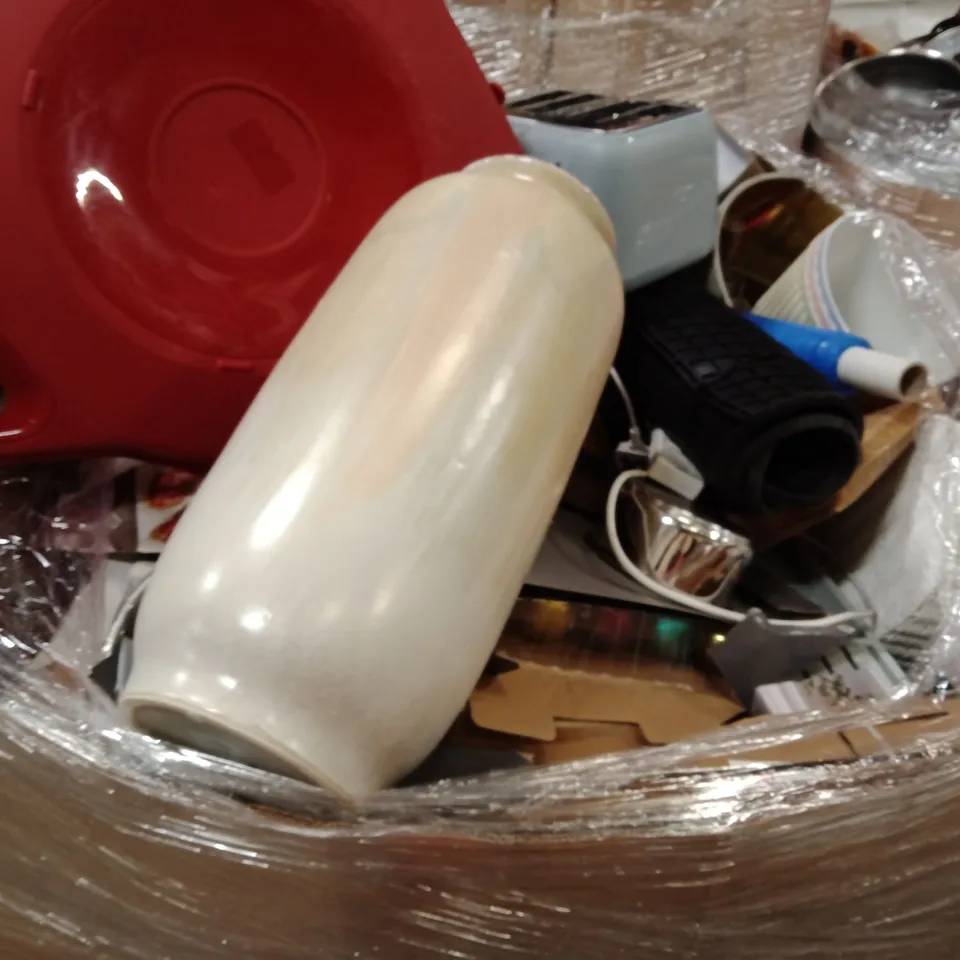 PALLET OF ASSORTED HOUSEHOLD GOODS AND ITEMS TO INCLUDE;VASE,TOASTER, EXTENSION LEADS,LIGHTS,PANS,BASKET