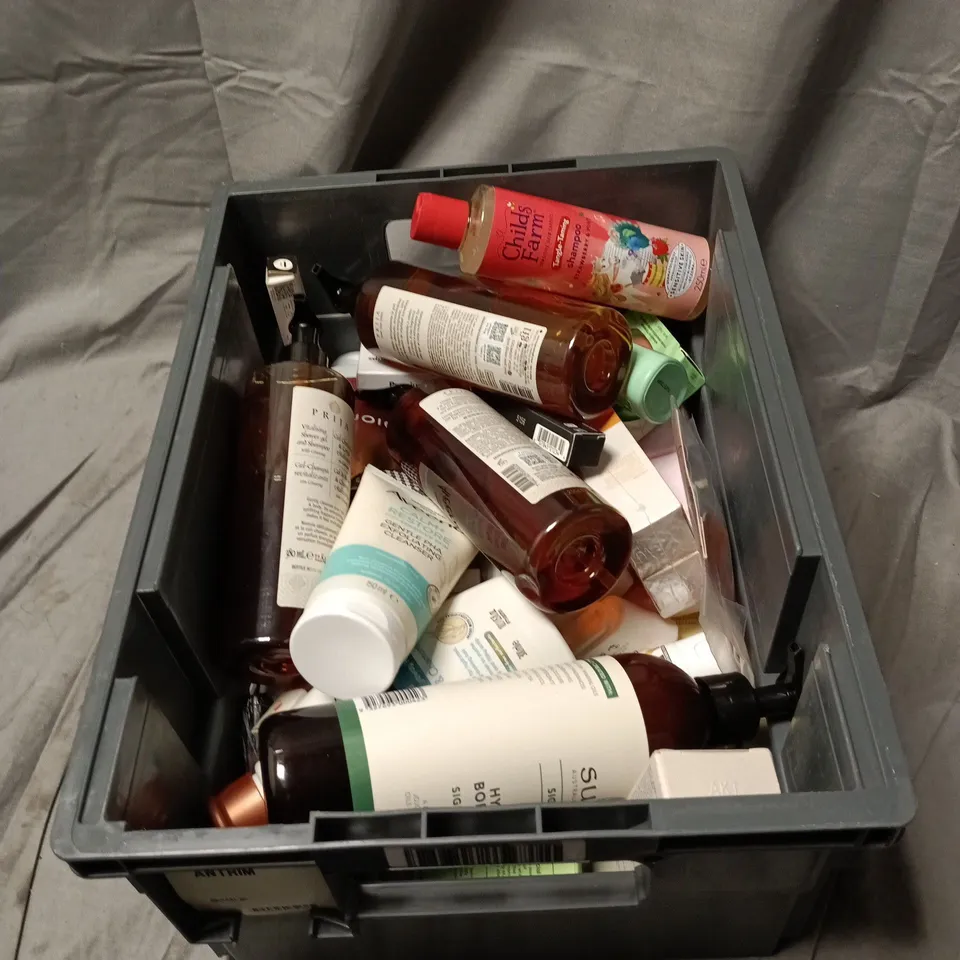 APPROXIMATELY 20 X ASSORTED COSMETIC ITEMS TO INCLUDE SUKIN, PRIJA, CHILDS FARM, AVEENO, MITCHUM ETC