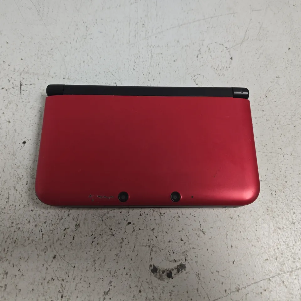 NINTENDO 3DS XL HANDHELD GAMES CONSOLE IN RED