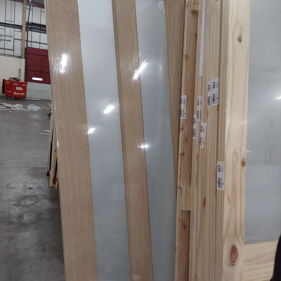 VERTICAL 3 PANEL OAK VENEER GLAZED INTERNAL DOOR 1981 × 838mm