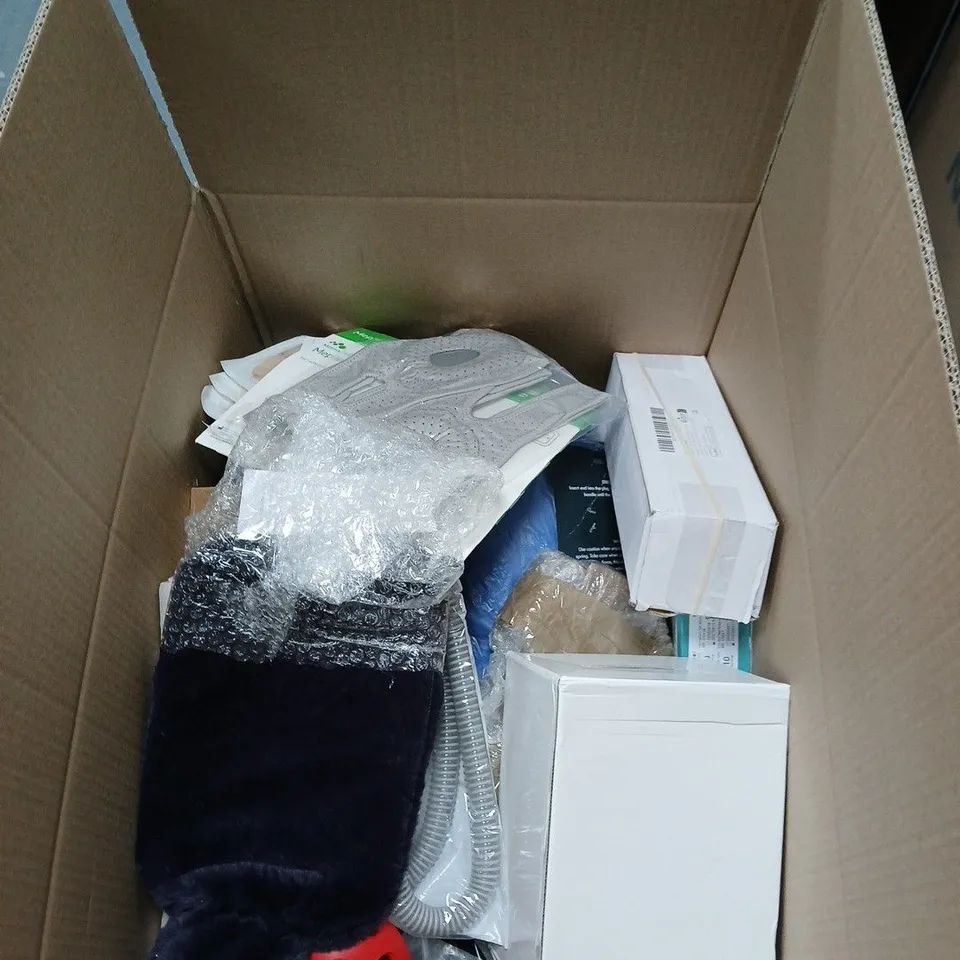 BOX OF APPROXIMATELY 15 ASSORTED HOUSEHOLD ITEMS INCLUDING DISHWASHER BLOCS , STACEY SOLOMAN NAPKINS AND DERUSTING WEEDING WHEEL 