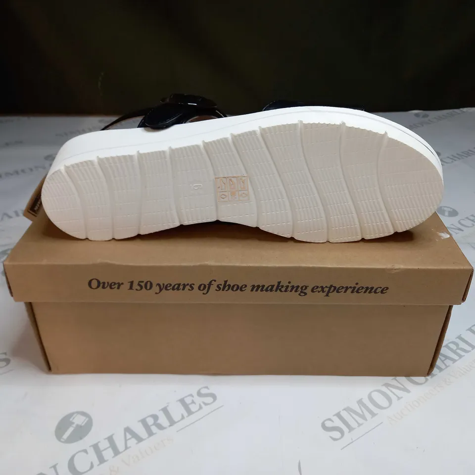 BOXED PAIR OF CUSHION-WALK RING DETAIL OPEN TOE SANDALS IN BLACK SIZE 6