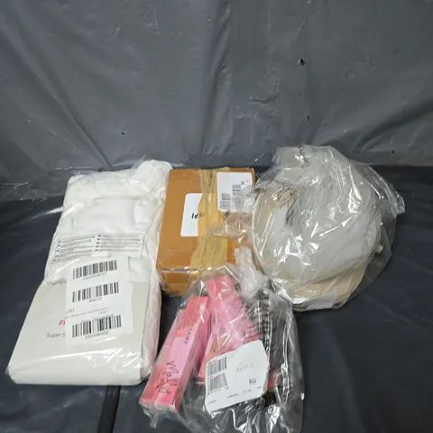 BOX OF APPROXIMATELY 6 ASSORTED ITEMS TO INCLUDE FITTED SHEETS, LIGHTS