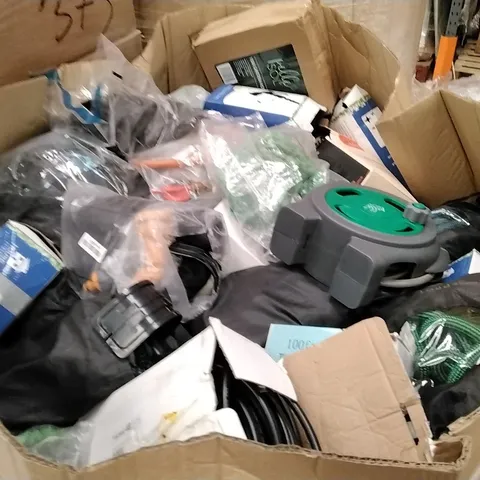 PALLET TO CONTAIN A LARGE QUANTITY OF HOSE PIPE PRODUCTS AND ACCESSORIES // BRANDS AND MODELS VARY