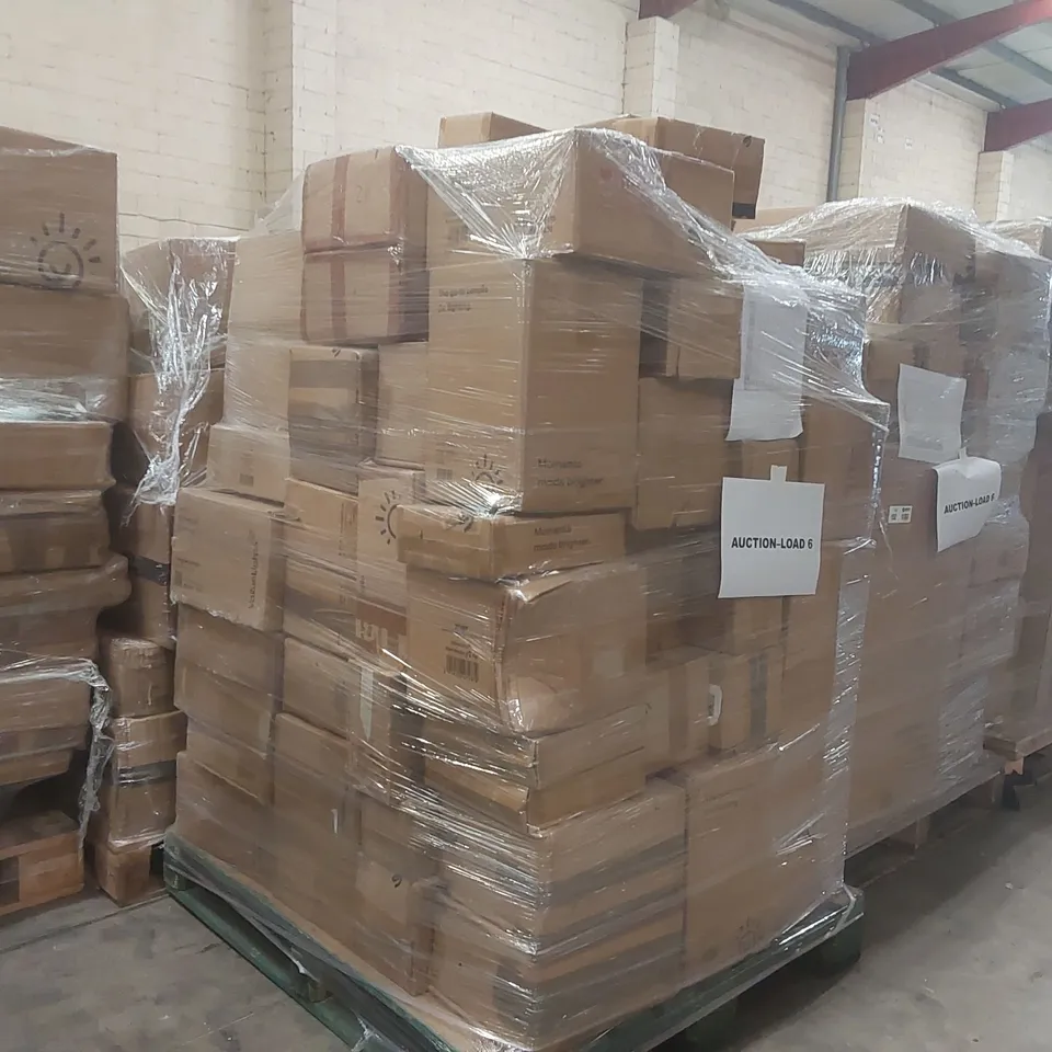 PALLET CONTAINING A VERY LARGE QUANTITY OF ASSORTED DESIGNER LIGHTING PRODUCTS