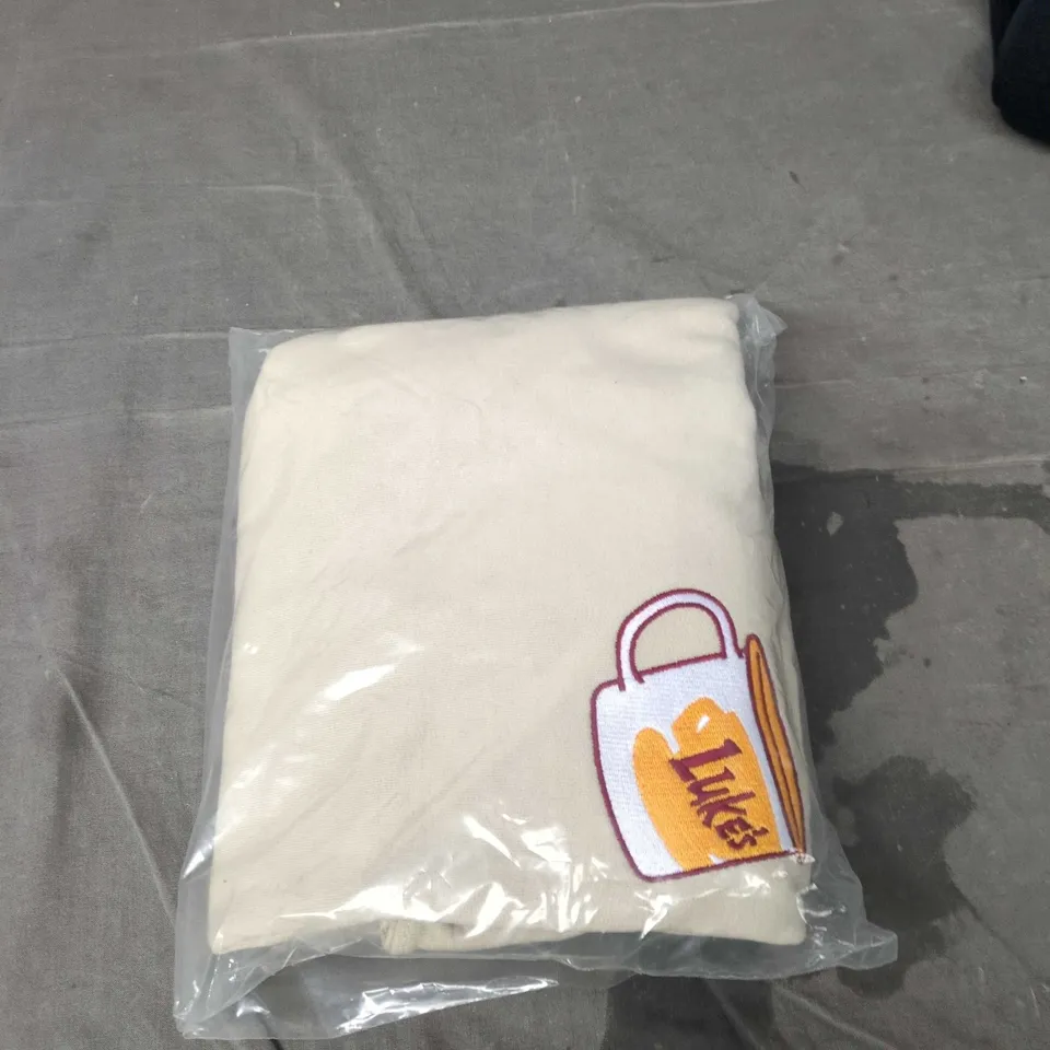 BOX OF APPROXIMATELY 25 ASSORTED CLOTHING ITEMS TO INCLUDE: JEAN SHORTS AND BEIGE JUMPER