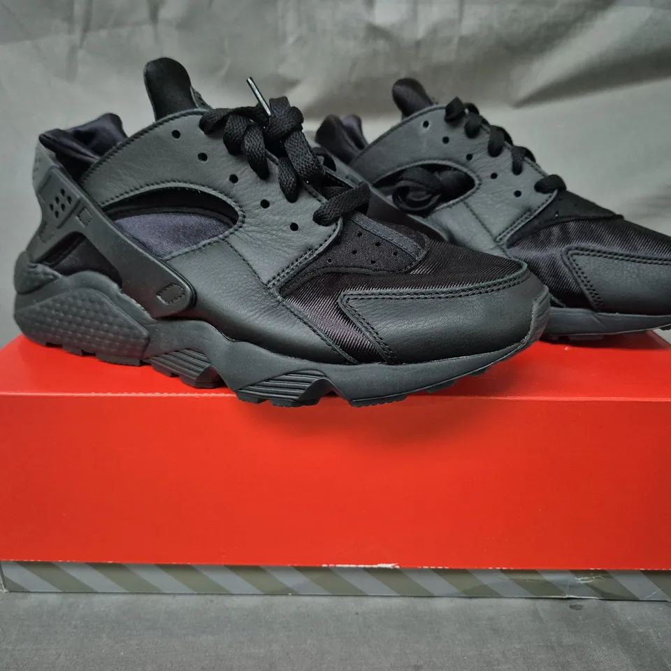 BOXED PAIR OF NIKE AIR HUARACHE SHOES IN BLACK UK SIZE 9