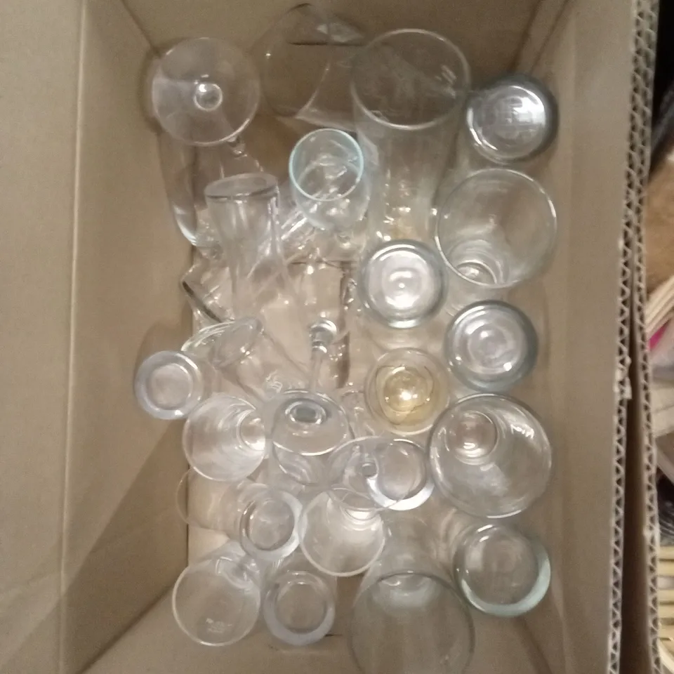 PALLET OF ASSORTED CATERING SUPPLIES AND RESTERAUNT DECOR ITEMS