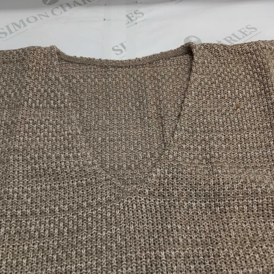 LOT OF 10 V-NECK JUMPERS IN NATURAL - SIZE UNSPECIFIED 