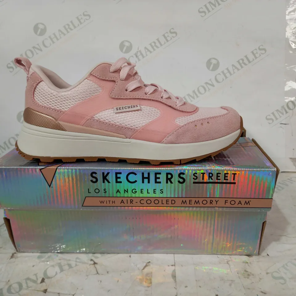 BOXED PAIR OF SKECHERS TRAINERS IN PINK UK SIZE 4