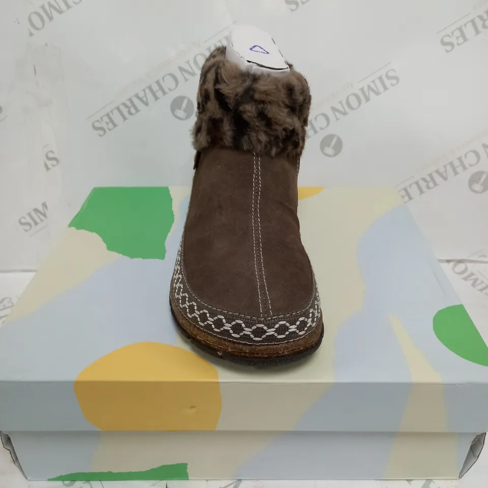 EARTH ORIGINS EMMALYN SUEDE HOUSE BOOTIE SLIPPER SIZE 6