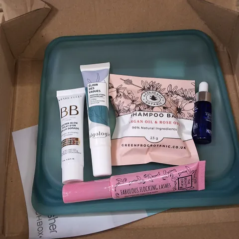 PALLET CONTAINING LARGE QUANTITY OF BIRCHBOX APRIL 2021 MONTHLY MAKEUP BOXES