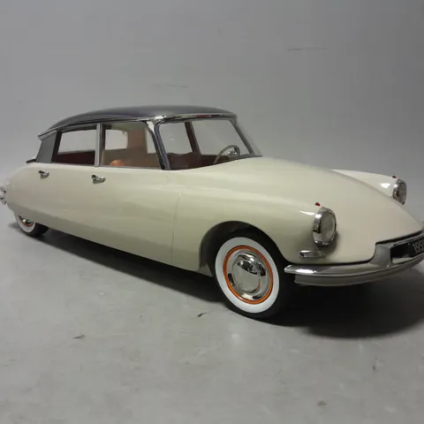 BOXED NOREV COLLECTORS CITROEN DS19 CAR