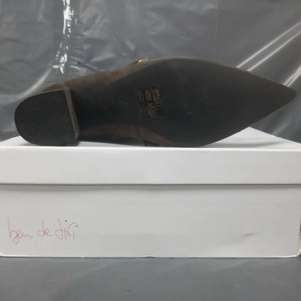 BOXED PAIR OF BEN DE LISI ANKLE BOOTS IN CHOCOLATE SIZE 9