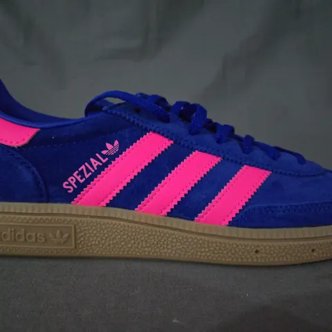 BOXED PAIR OF ADIDAS HANDBALL SPEZIAL SHOES IN NAVY/PINK UK SIZE 6.5