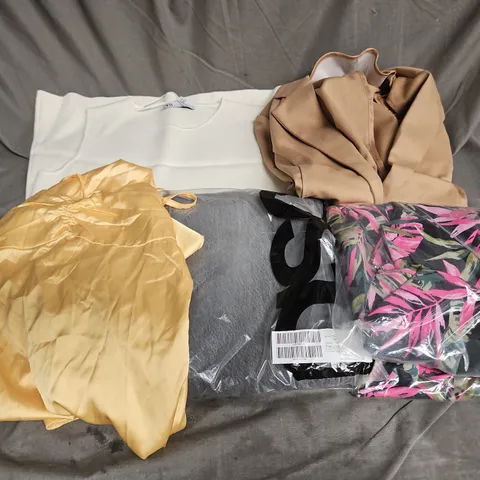 BOX OF APPROXIMATELY 20 ASSORTED CLOTHING ITEMS TO INCLUDE - JACKET - DRESSES - JEANS - ETC