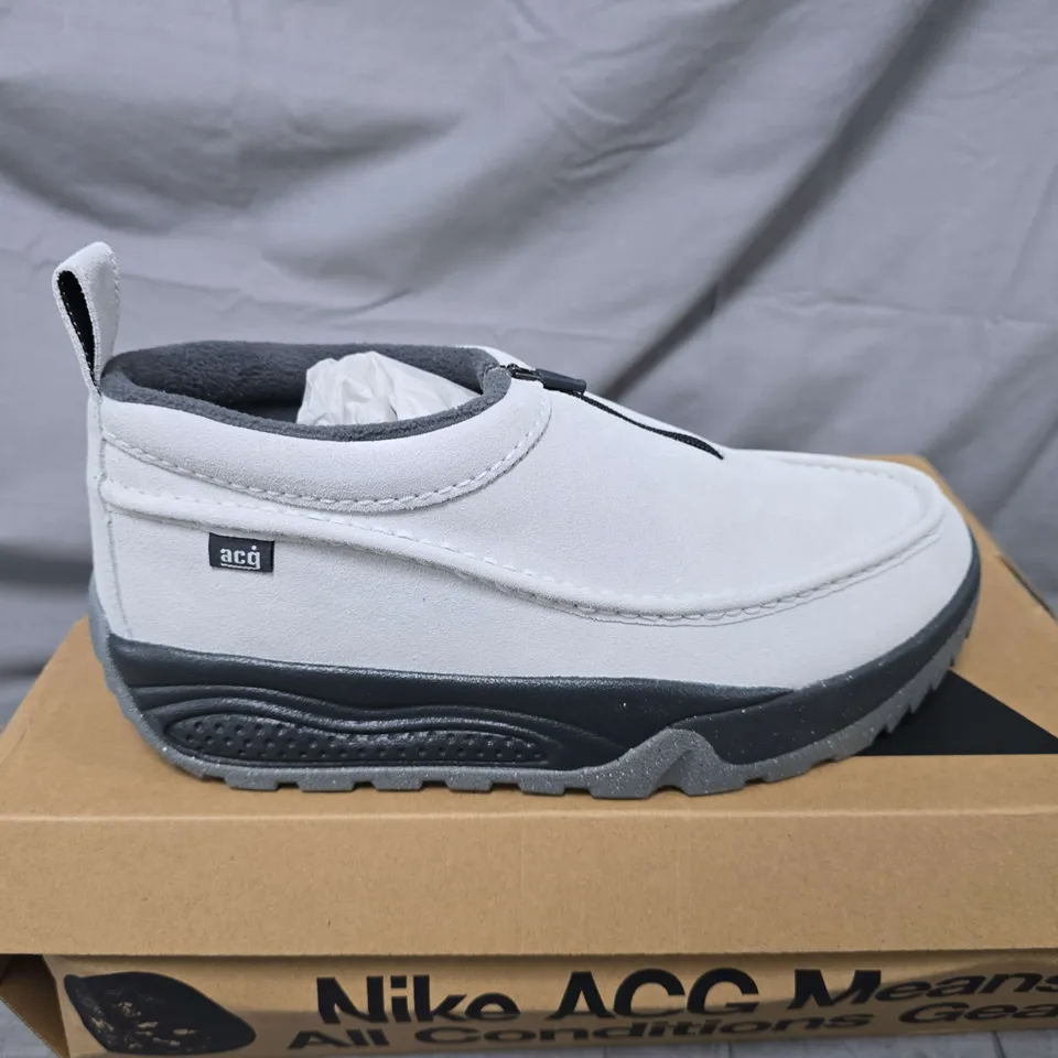 BOXED PAIR OF NIKE ACG IZY SHOES IN WHITE - UK 9