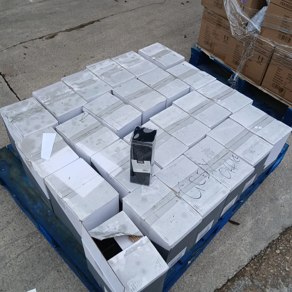 PALLET OF APPROXIMATELY 20 BOXES OF SIX PACKS OF 200 STRAWS