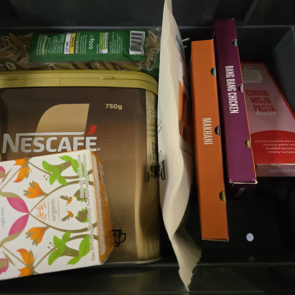 APPROXIMATELY 8 ASSORTED FOOD & DRINK ITEMS TO INCLUDE - PUKKA THREE GINGER , COLA BOTTLES  , HEINZ CHICKEN SOUP ETC