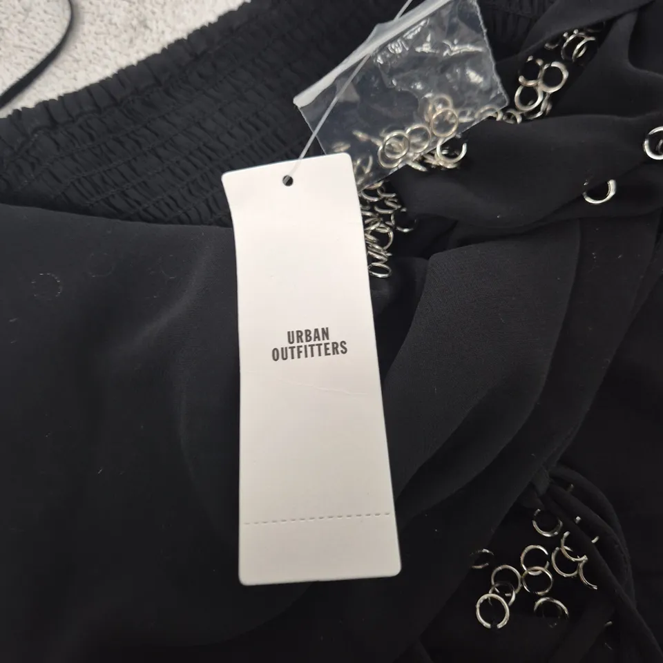 URBAN OUTFITTERS BLACK TOP WITH SILVER RING EMBELLISHMENTS – SIZE S-P