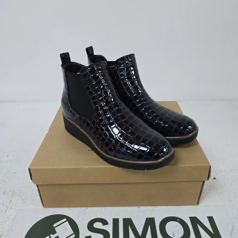JO & JOE WALNUT NAVY CROC CHELSEA BOOTS – UK 5