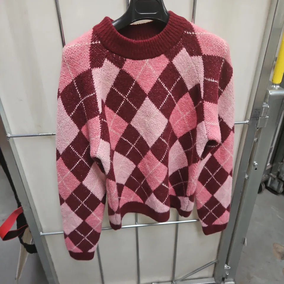 BOX OF APPROXIMATELY 20 ASSORTED CLOTHING ITEMS TO INCLUDE: PINK KNIT JUMPER