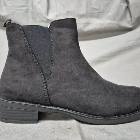 BOXED PAIR OF DREAM PAIRS WOMEN'S ANKLE BOOTS IN BLACK UK SIZE 9