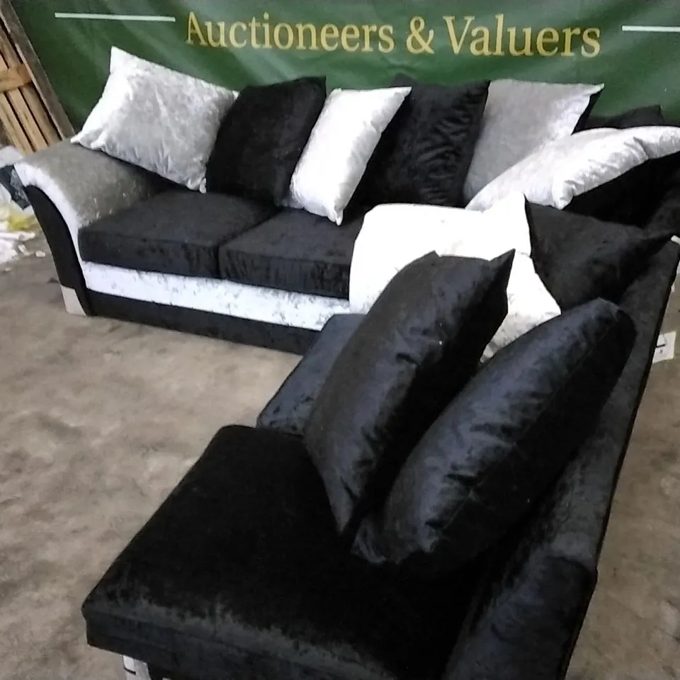 QUALITY DESIGNER PLUSH SILVER AND BLACK L SHAPED CORNER SOFA GROUP WITH SCATTERBACK CUSHIONS