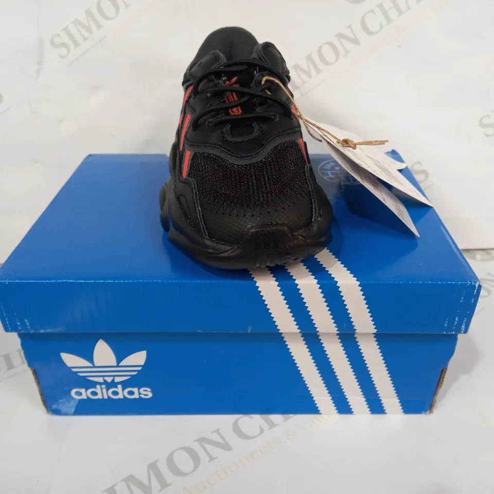 BOXED PAIR OF ADIDAS OZWEEGO EL I KIDS SHOES IN BLACK/ORANGE UK SIZE 7