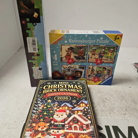 APPROXIMATELY 15 ASSORTED TOYS & GAMES TO INLCUDE PUZZLES, SQUISHIES, MINECRAFT LAMP ETC 