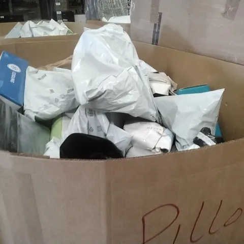 PALLET CONTAINING A LARGE QUANTITY OF PILLOWS