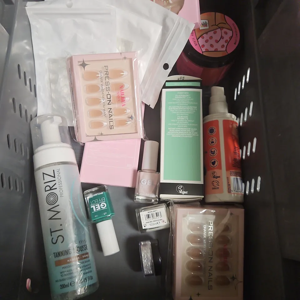 APPROXIMATEY 20 ASSORTED HEALTH AND BEAUTY PRODUCTS TO INCLUDE - PRESS-ON NAILS - BPERFECT 10 SECOND TAN SPRAY - GEL NAIL VARNISH - ETC