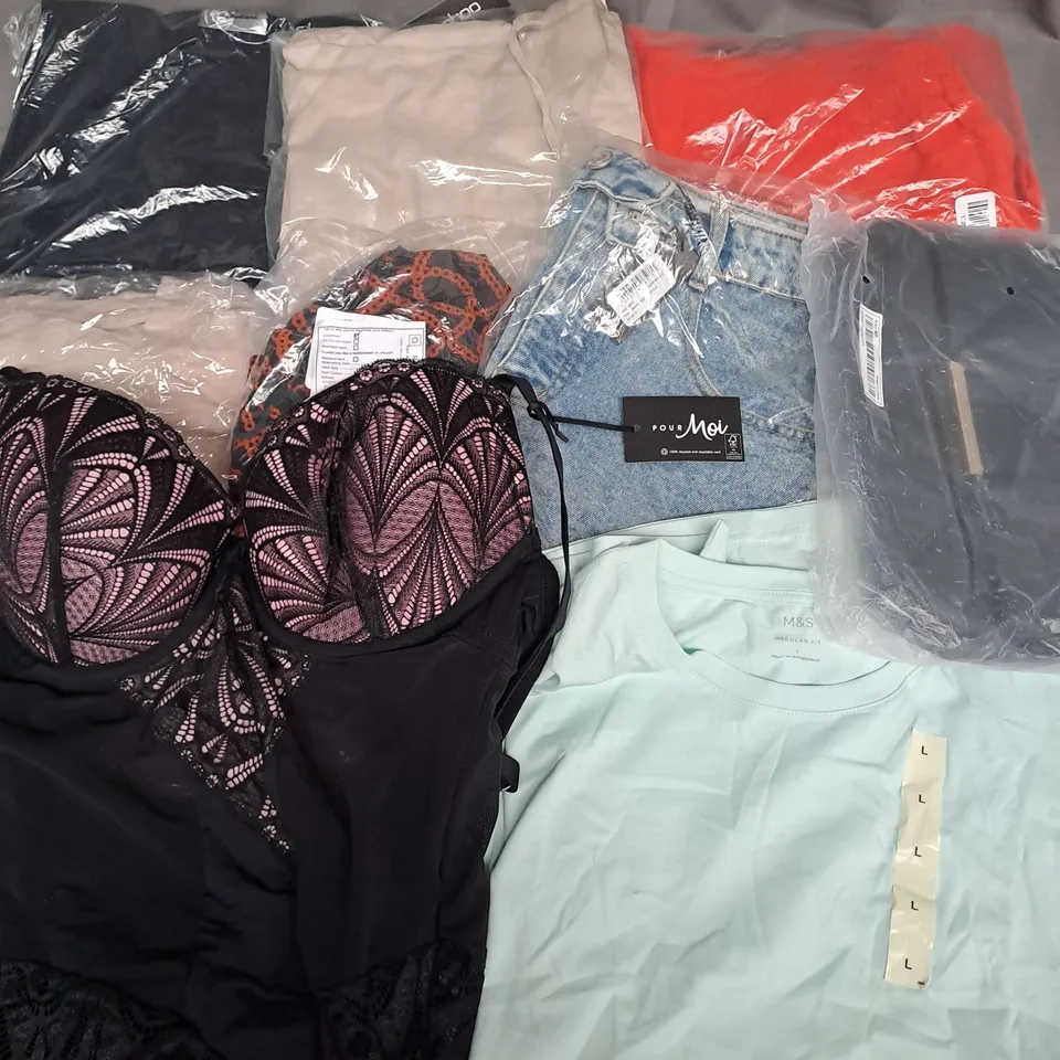 BOX OF APPROXIMATELY 25 ASSORTED CLOTHING ITEMS TO INCLUDE - DRESSES, SHORTS, LINGERIE ETC