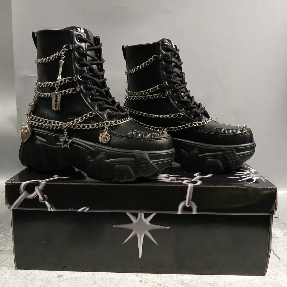 BOXED PAIR OF KOI BONED CATCH BLACK MYSTIC CHARM BOOTS IN BLACK SIZE UK 3