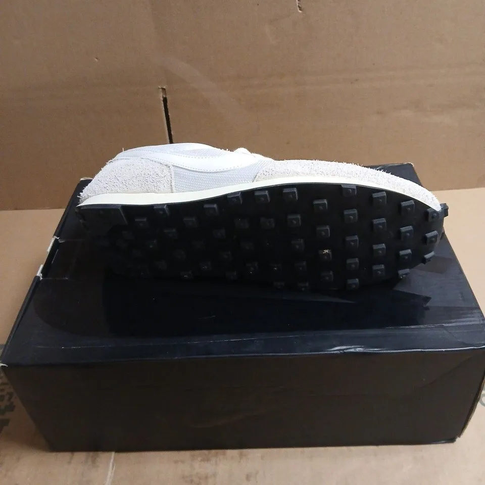 NIKE WHITE RUNNING TRAINERS – BOXED SIZE 8