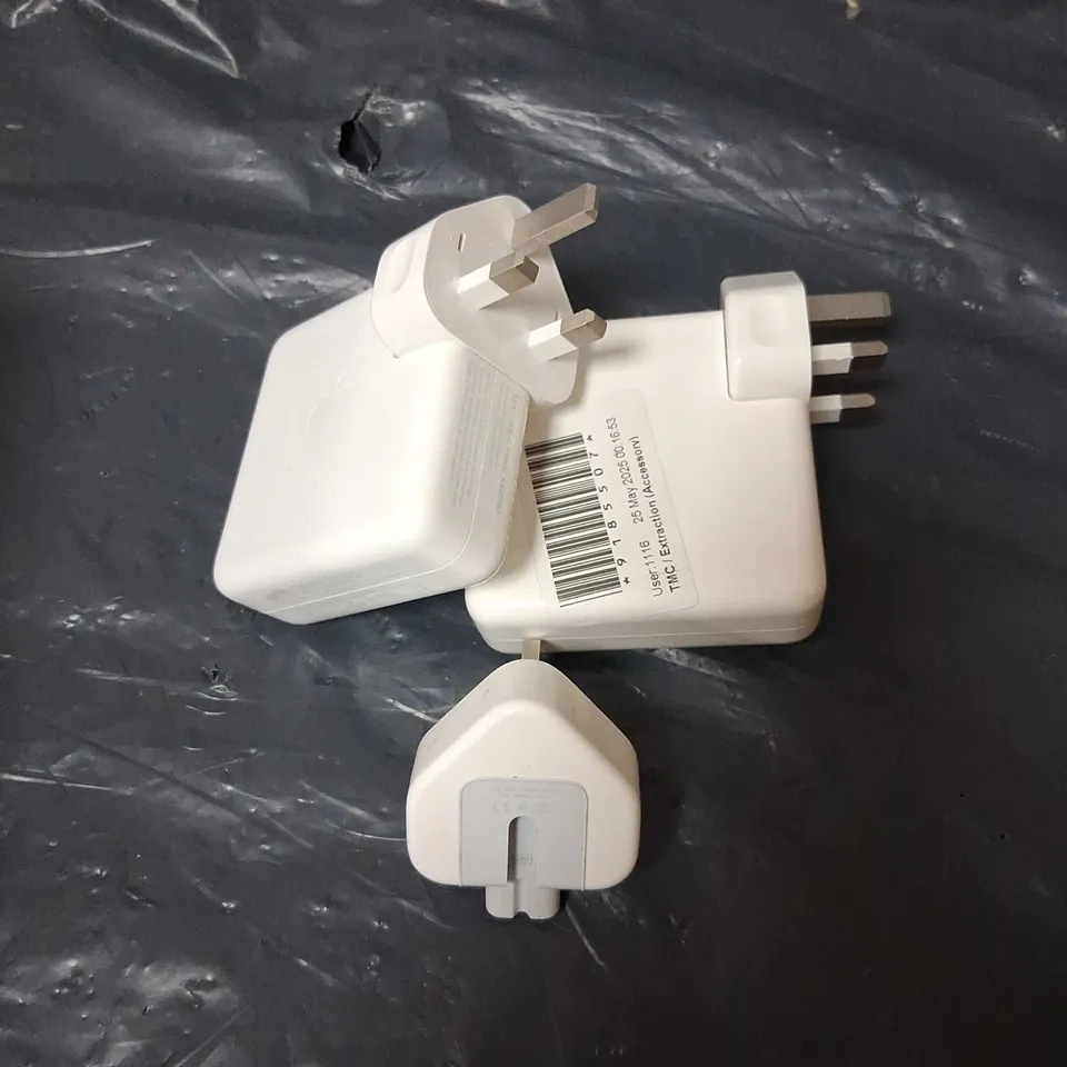 LARGE QUANTITY OF ASSORTED APPLE AND APPLE PRODUCT COMPATIBLE PLUGS