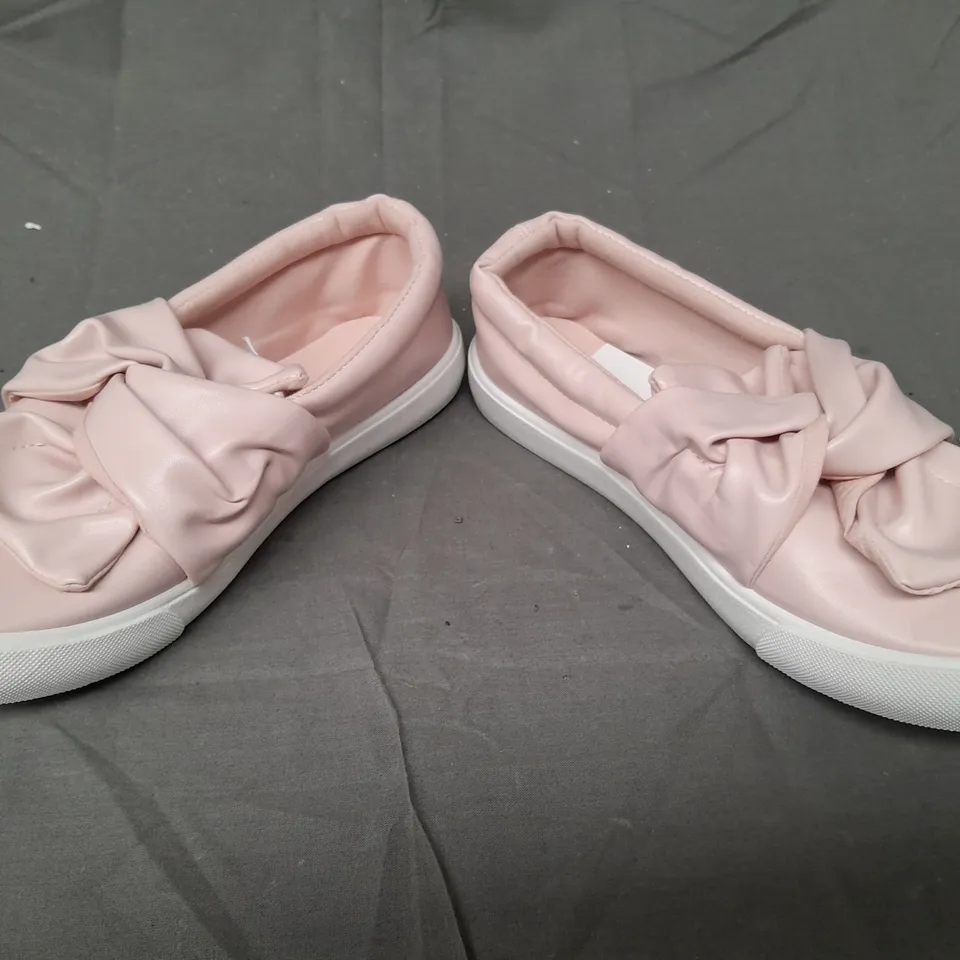 BOX OF APPROXIMATELY 8 PAIRS OF DESIGNER SLIP-ON SHOES IN PINK - VARIOUS SIZES
